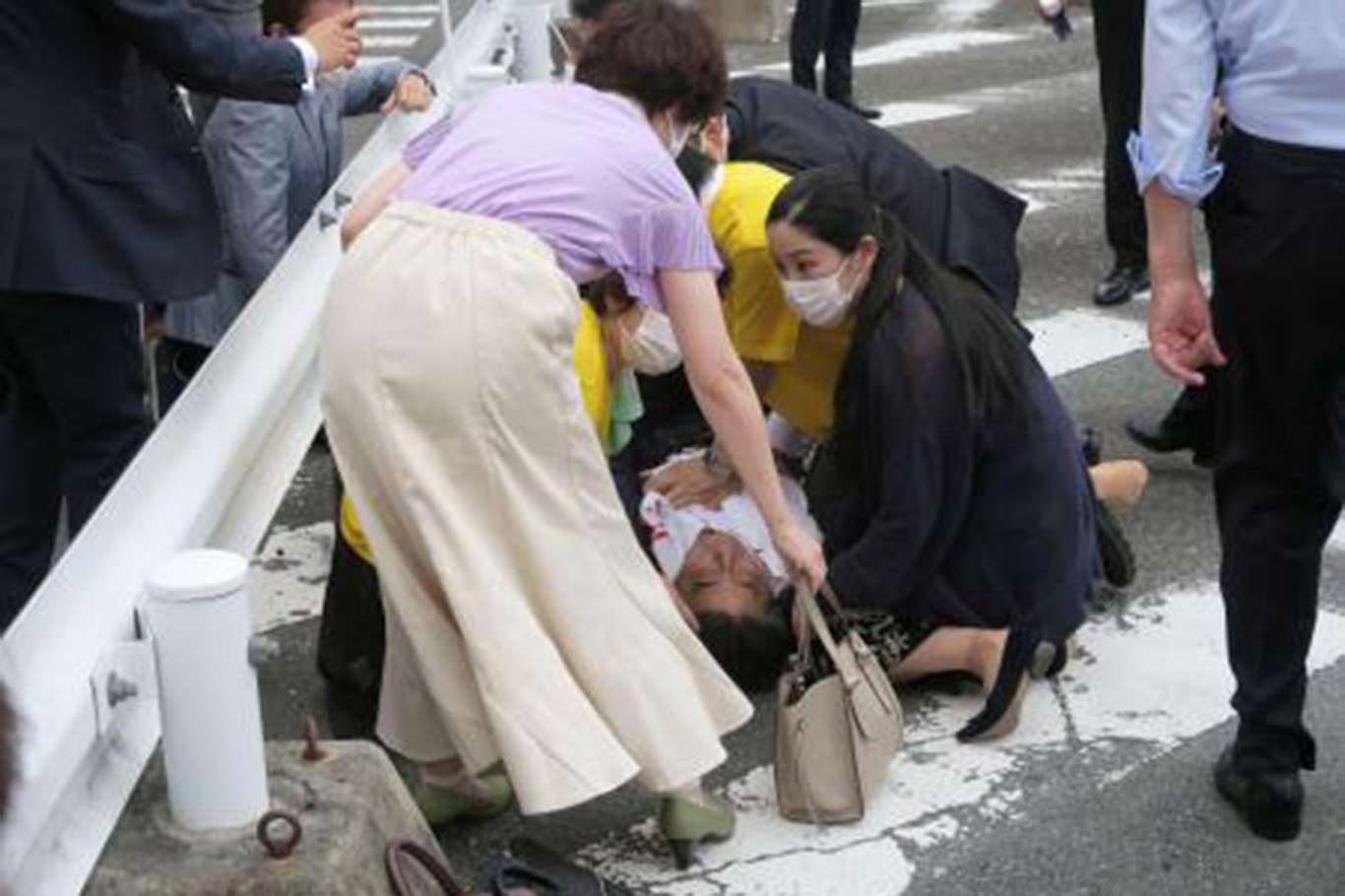 Eski Japonya Başbakanı Şinzo Abe'ye silahlı saldırı Eski Japonya Başbakanı Şinzo Abe'ye silahlı saldırı